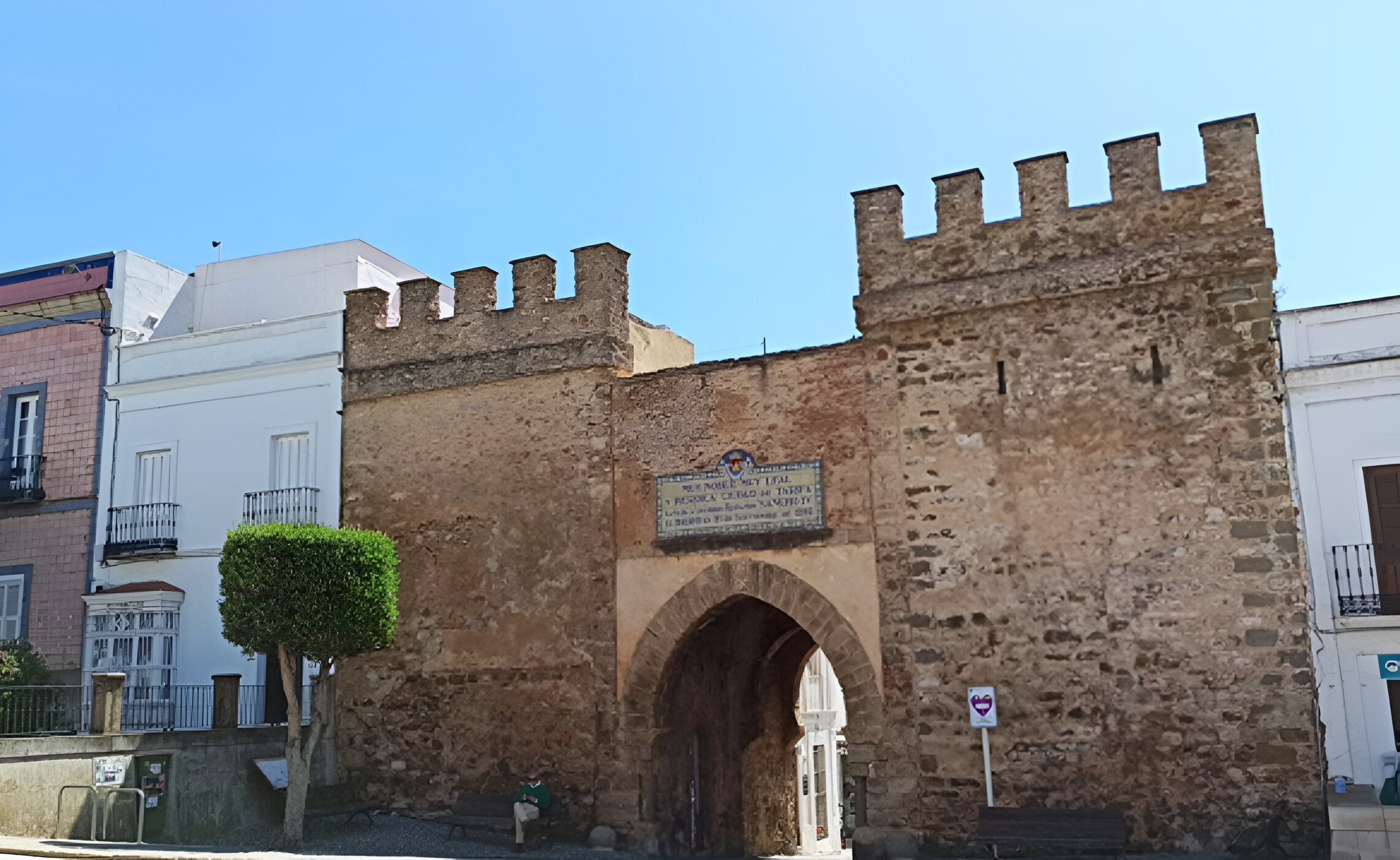 un edifici de pedra amb un cartell que diu 