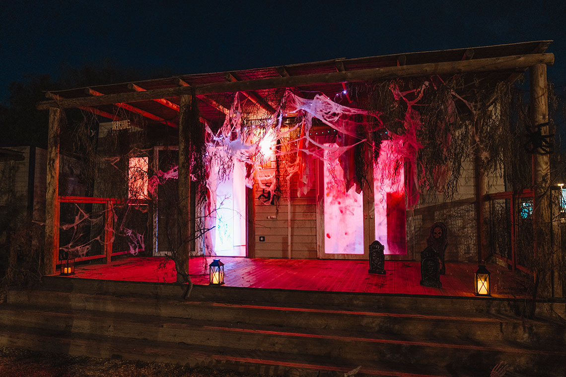 Decoración de Halloween para hotel: Taiga: Corporativa, telarañas, luces rojas y lápidas.