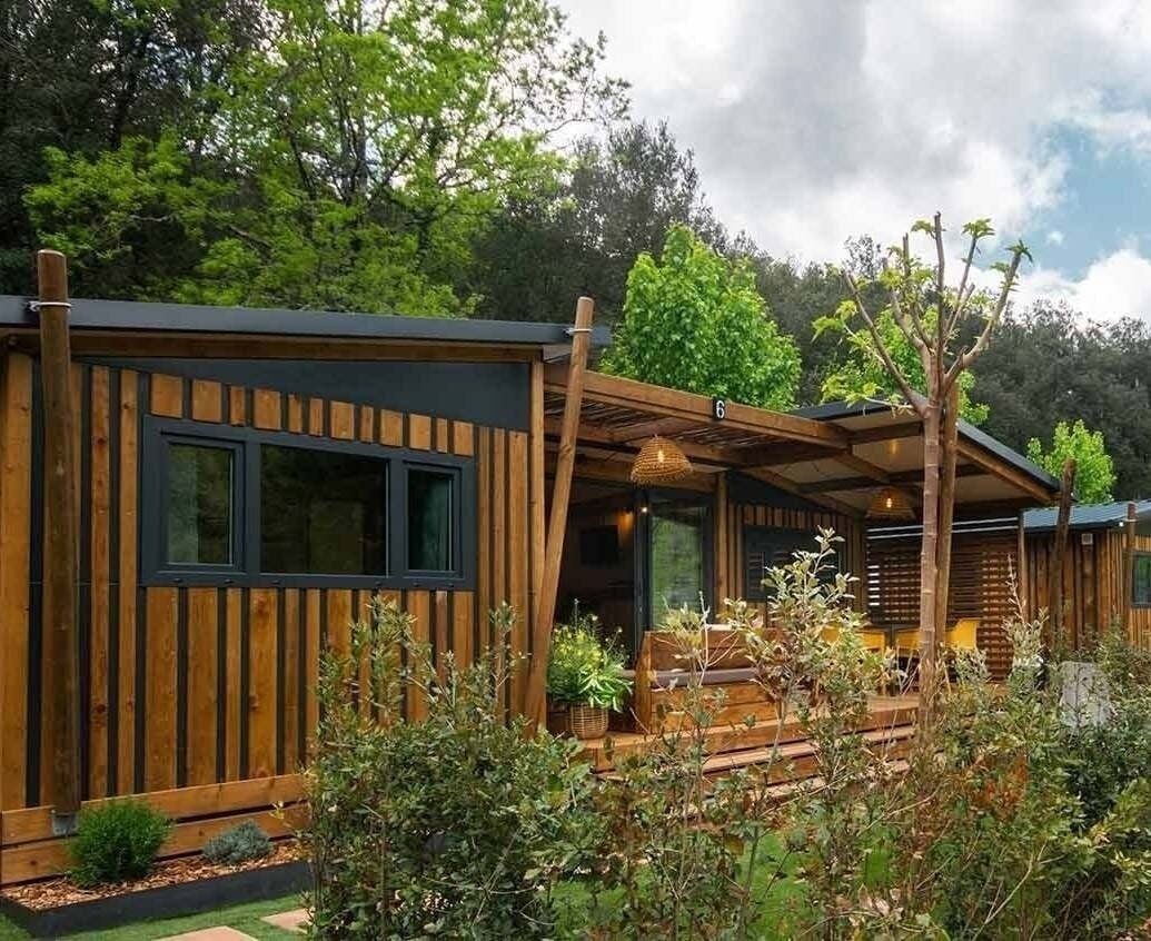 un grupo de niños con disfraces de halloween y la palabra aqui los fantasmas hacen check-in pero nunca check-out