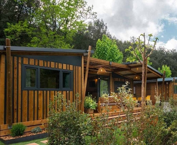 un groupe de personnes vêtues de costumes d' halloween se tiennent l' une à côté de l' autre