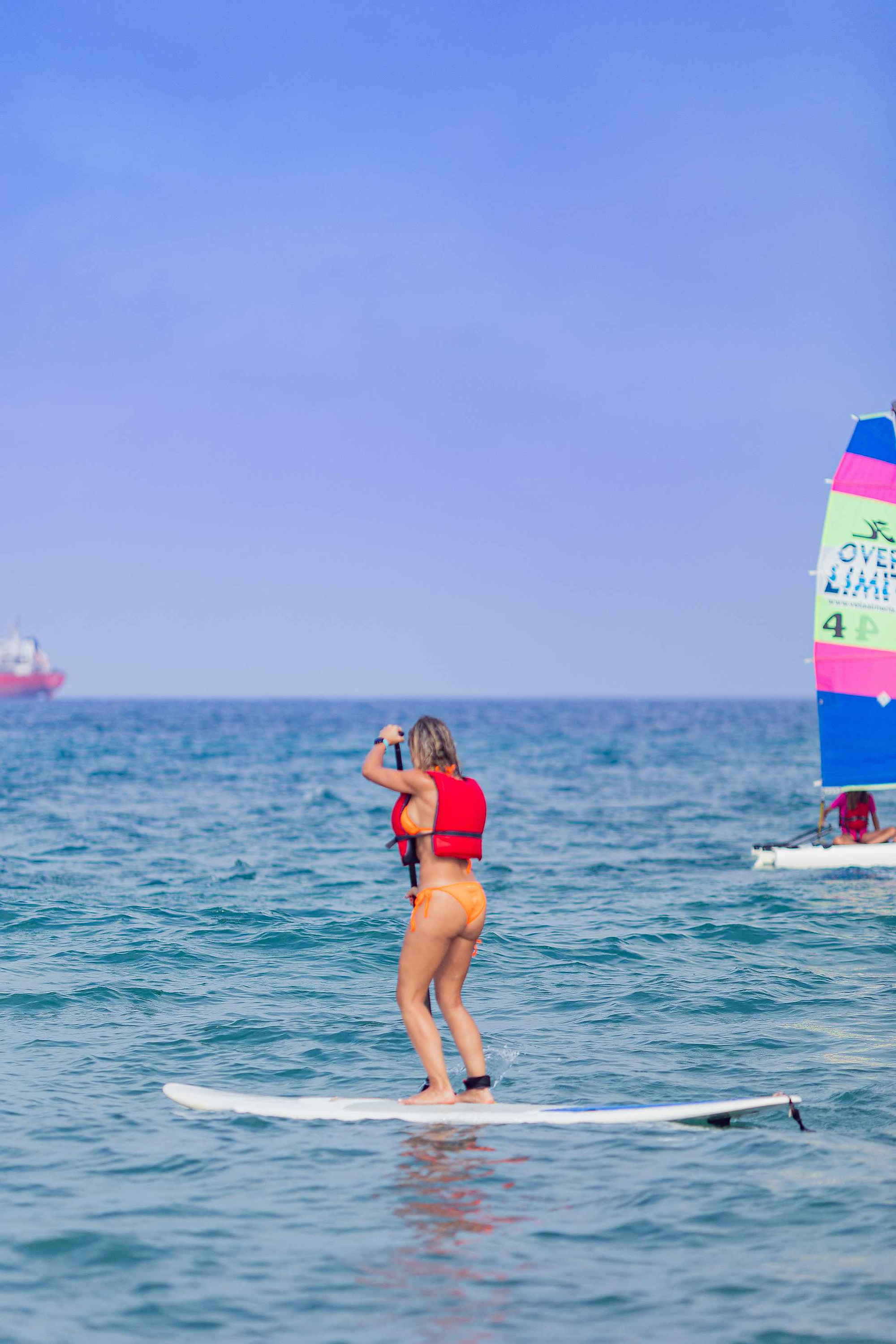 Niños aprendiendo a navegar en velero Taiga: Corporativa