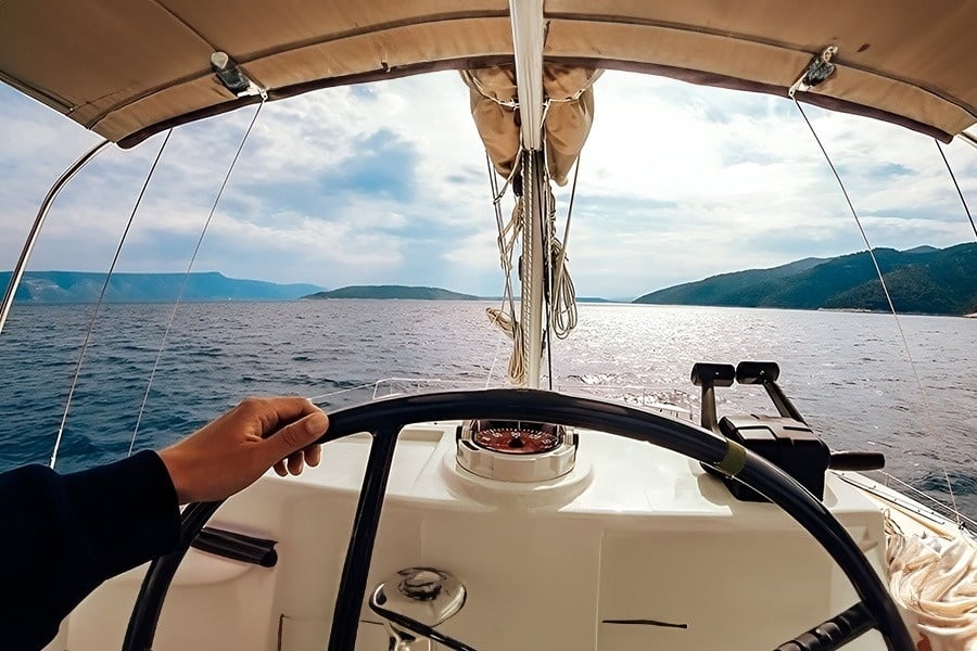 dos personas con mochilas caminan por un sendero en las montañas