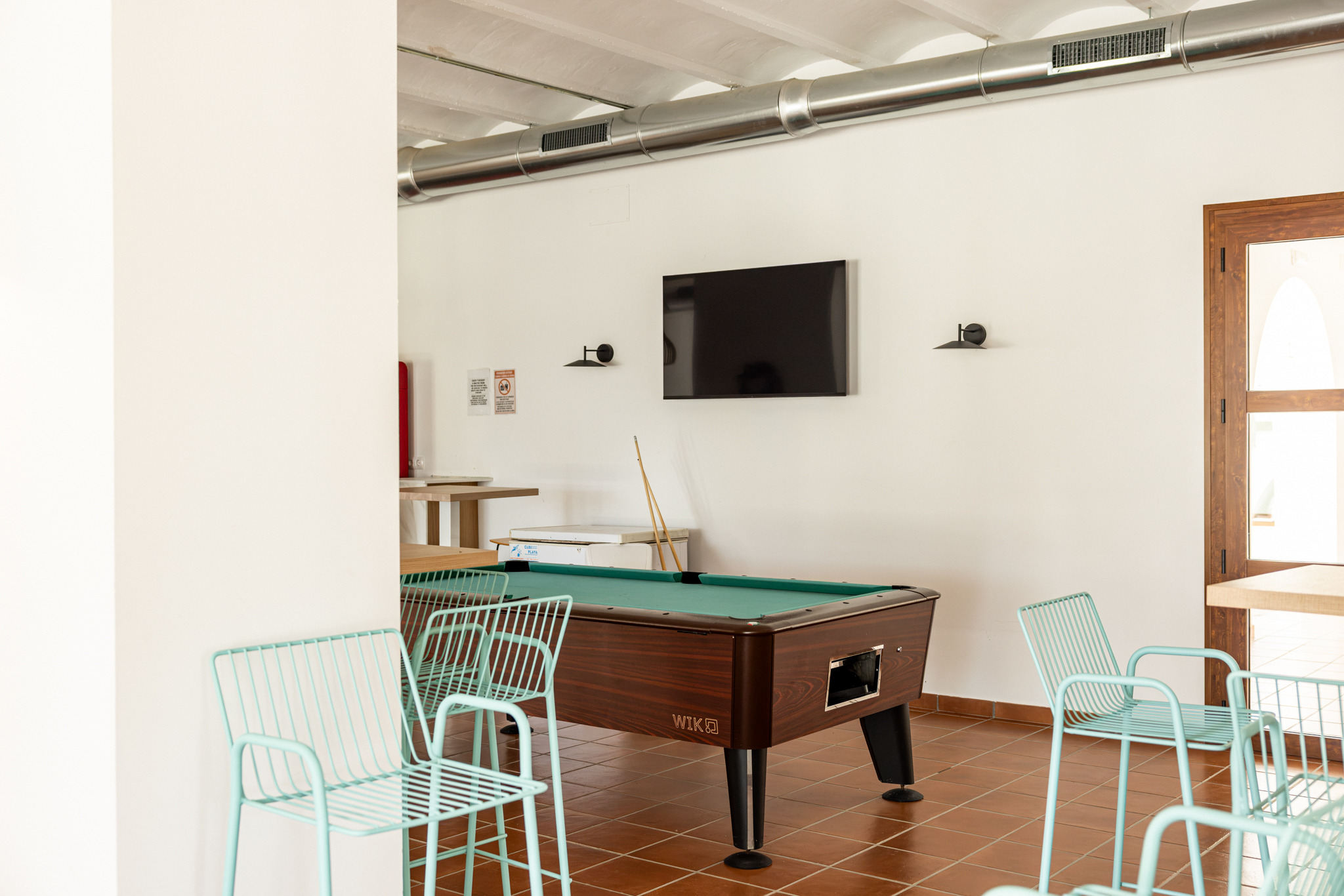 Zona social y cafetería La Masía en TAIGA Benidorm.
