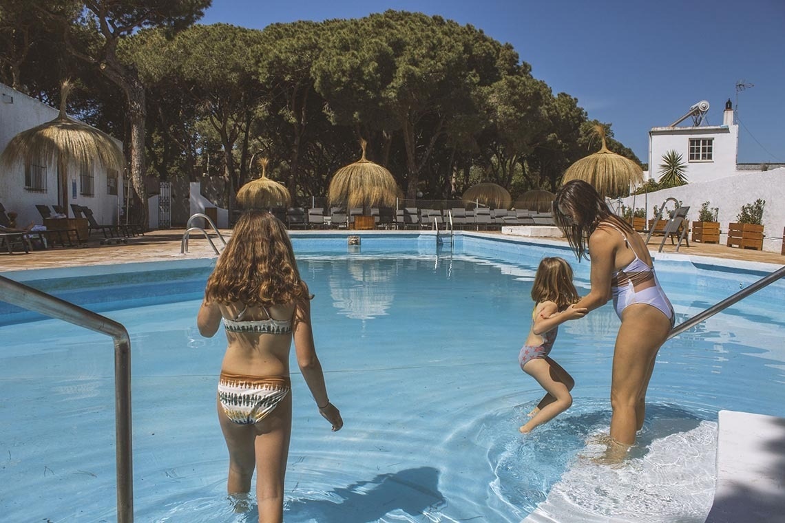 een vrouw en twee meisjes spelen in een zwembad