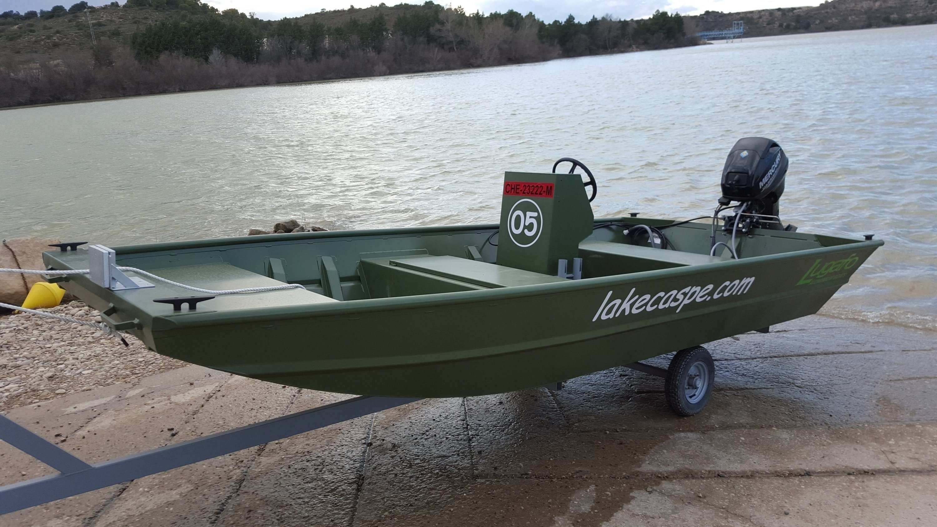 dos persones amb mochilas caminan por un sendero de montagna