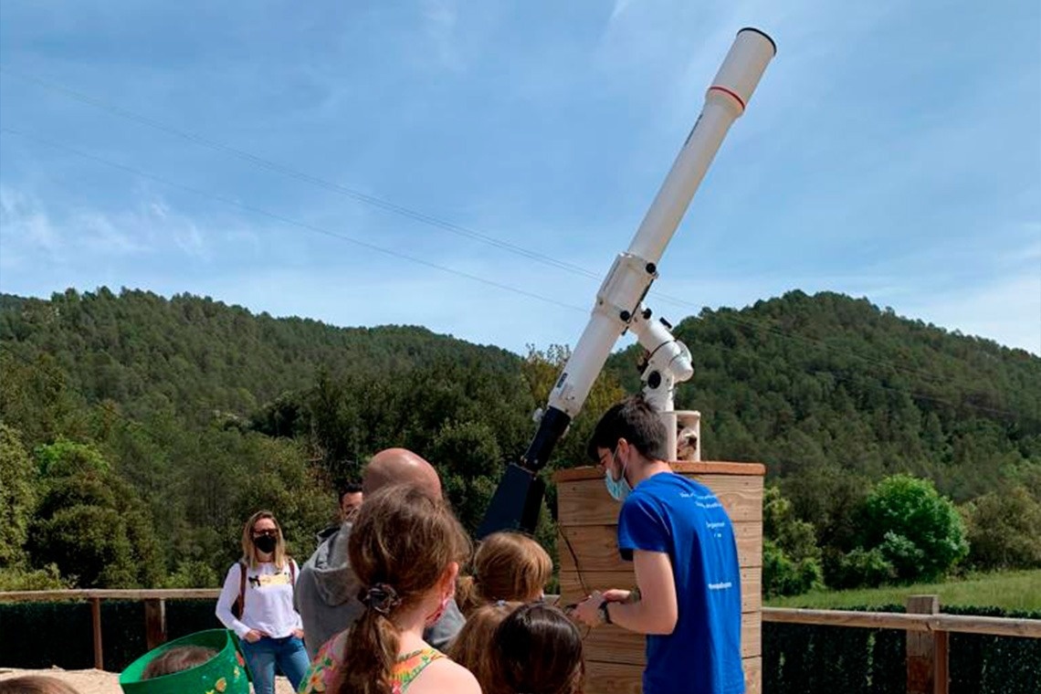 un homme et une femme montent à cheval sur la plage