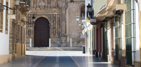 a building with a sign that says ' farmacia ' on it