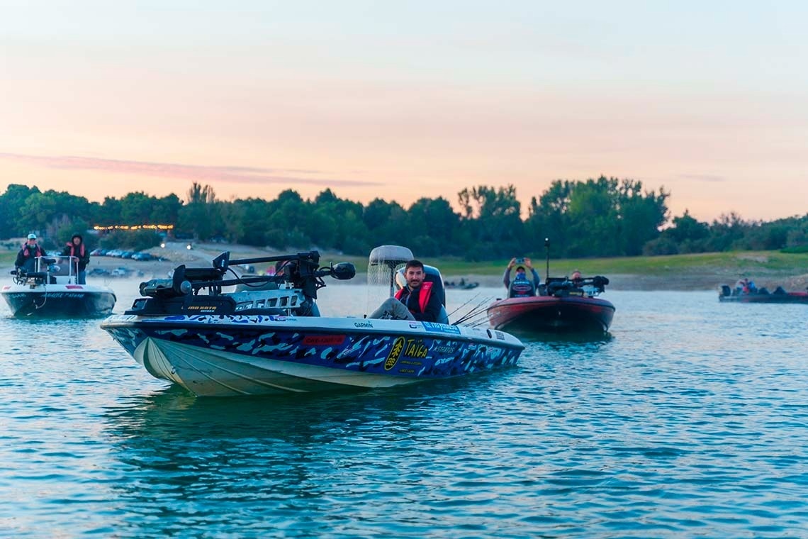 un hombre sostiene una cuerda con ostras colgando de ella