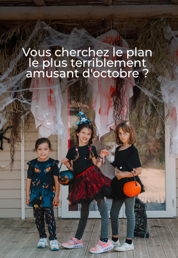 Trois enfants déguisés pour Halloween tiennent des seaux de bonbons, idéal pour un séjour TAIGA Lake Caspe | TAIGA | Campings et centres de villégiature en Espagne.