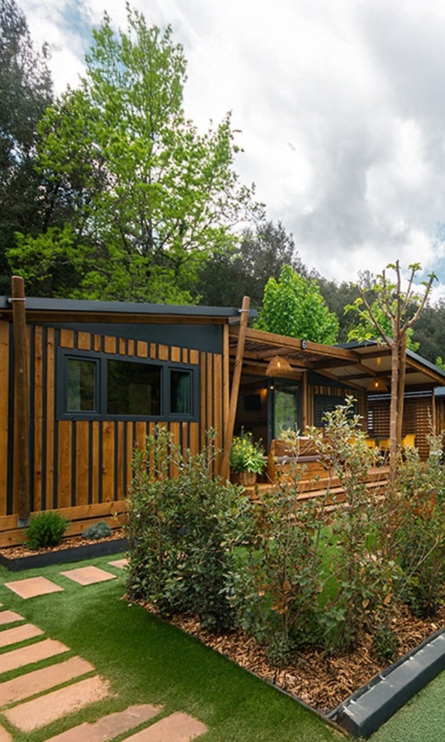 Moderna cabaña de madera en TAIGA Bassegoda Park, tu resort de montaña en España.