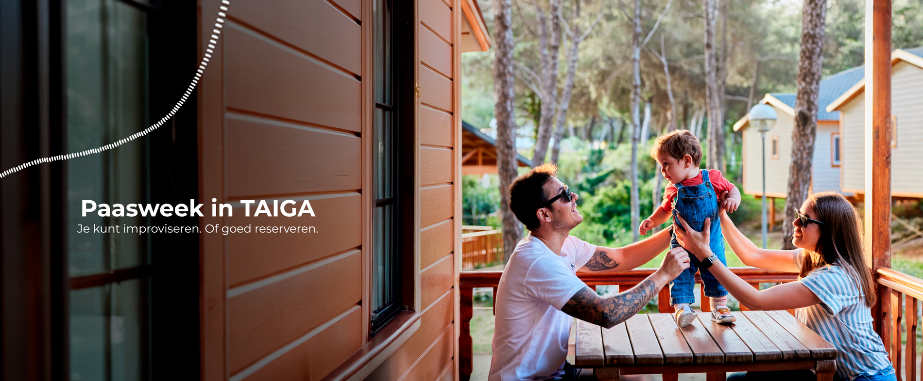 Eine Familie mit einem Kleinkind genießt die Zeit auf der Veranda einer Holzhütte in einer waldähnlichen Umgebung, während auf der linken Seite Text eingeblendet ist.