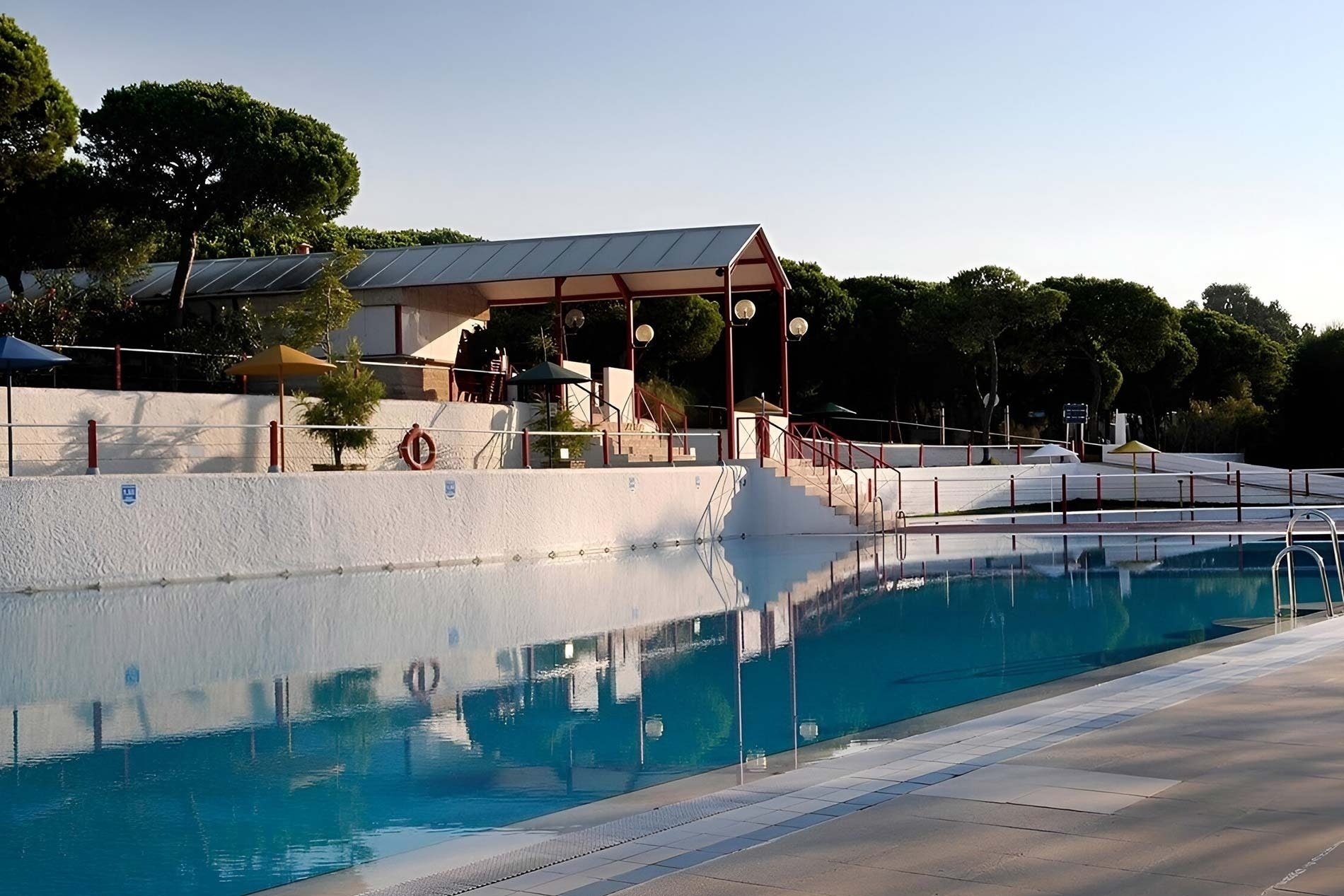 ein großer Swimmingpool mit einem weißen Gebäude im Hintergrund