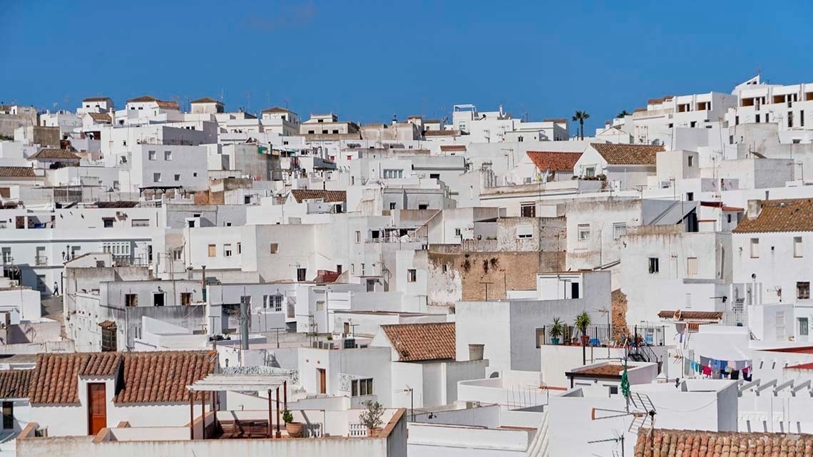 una ciudad llena de edificios blancos y techos de tejas