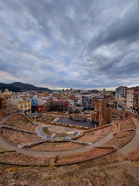 Vista panorámica del teatro romano y la ciudad de Cartagena