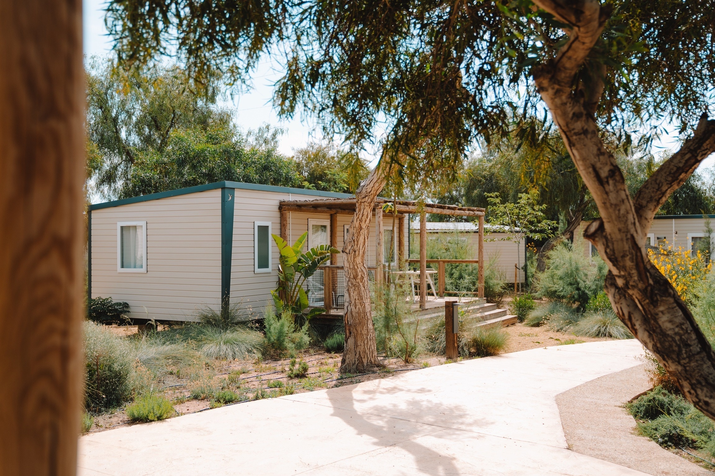 TAIGA Almería Playa: casas móviles modernas en un resort con encanto.