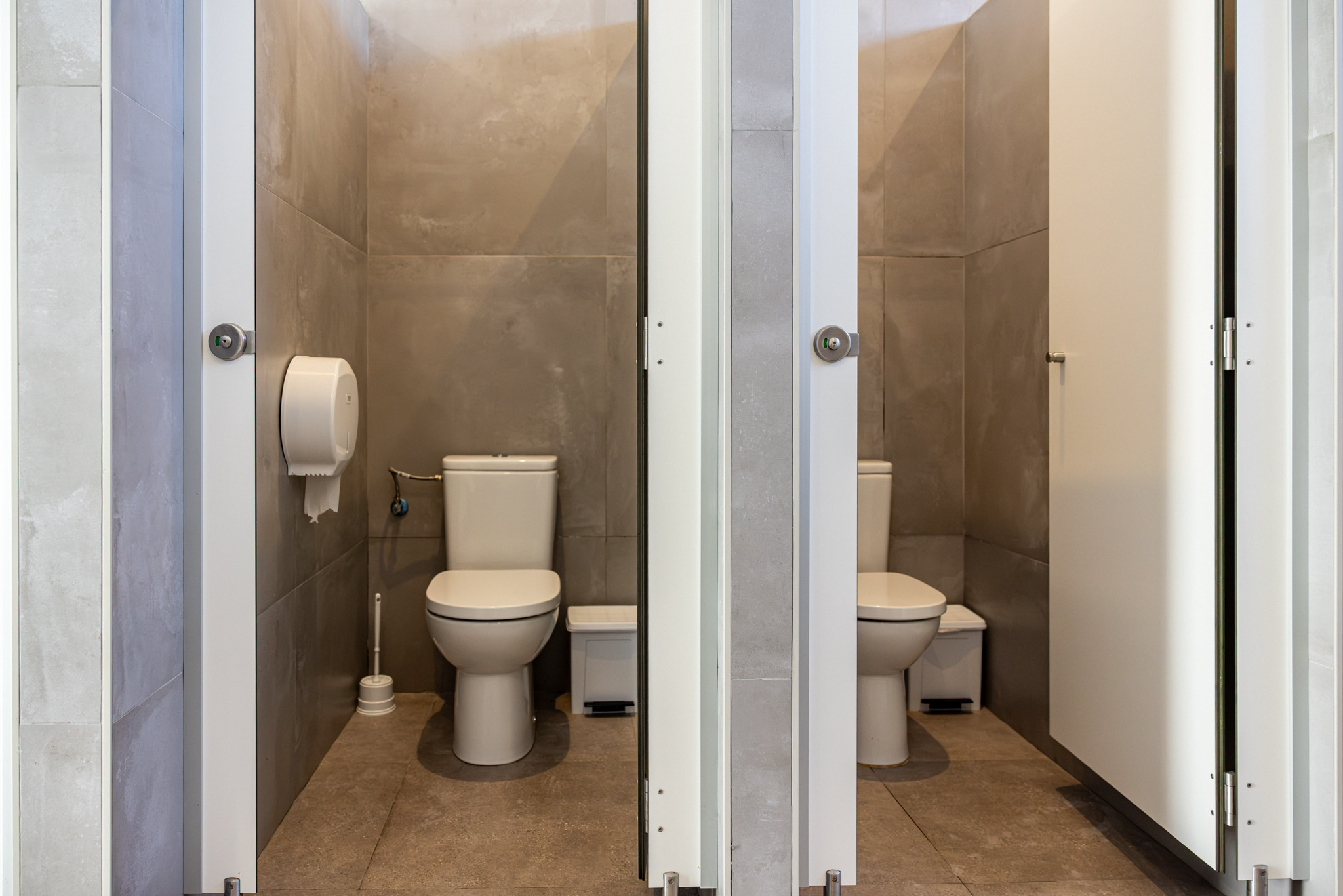 Bloques sanitarios modernos y adaptados en TAIGA Benidorm.