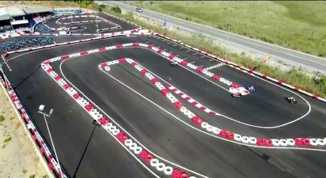 dos persones amb mochilas caminan por un sendero de montagna