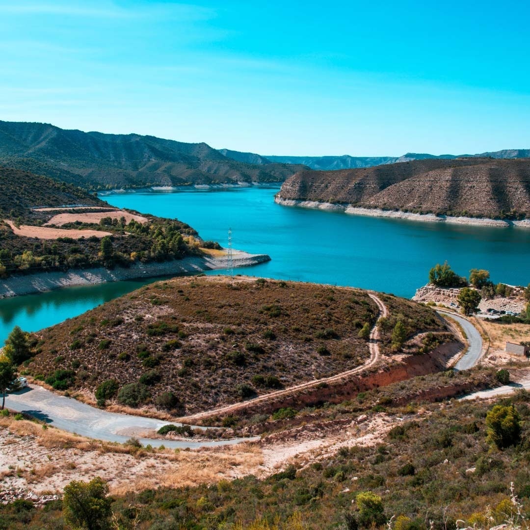 una carretera a través d' un llac envoltat d' arbres