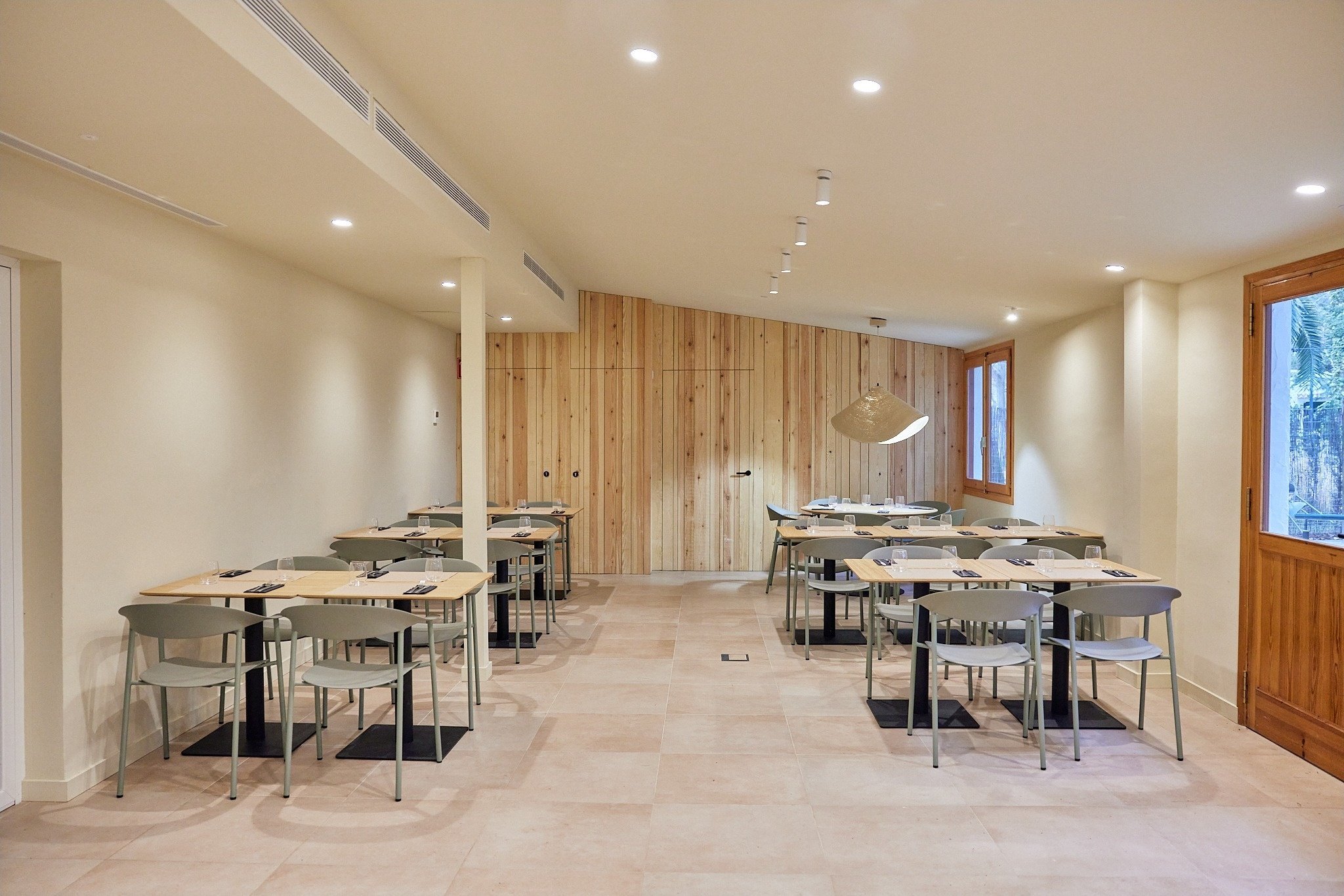 un restaurante con mesas y sillas y un techo de madera