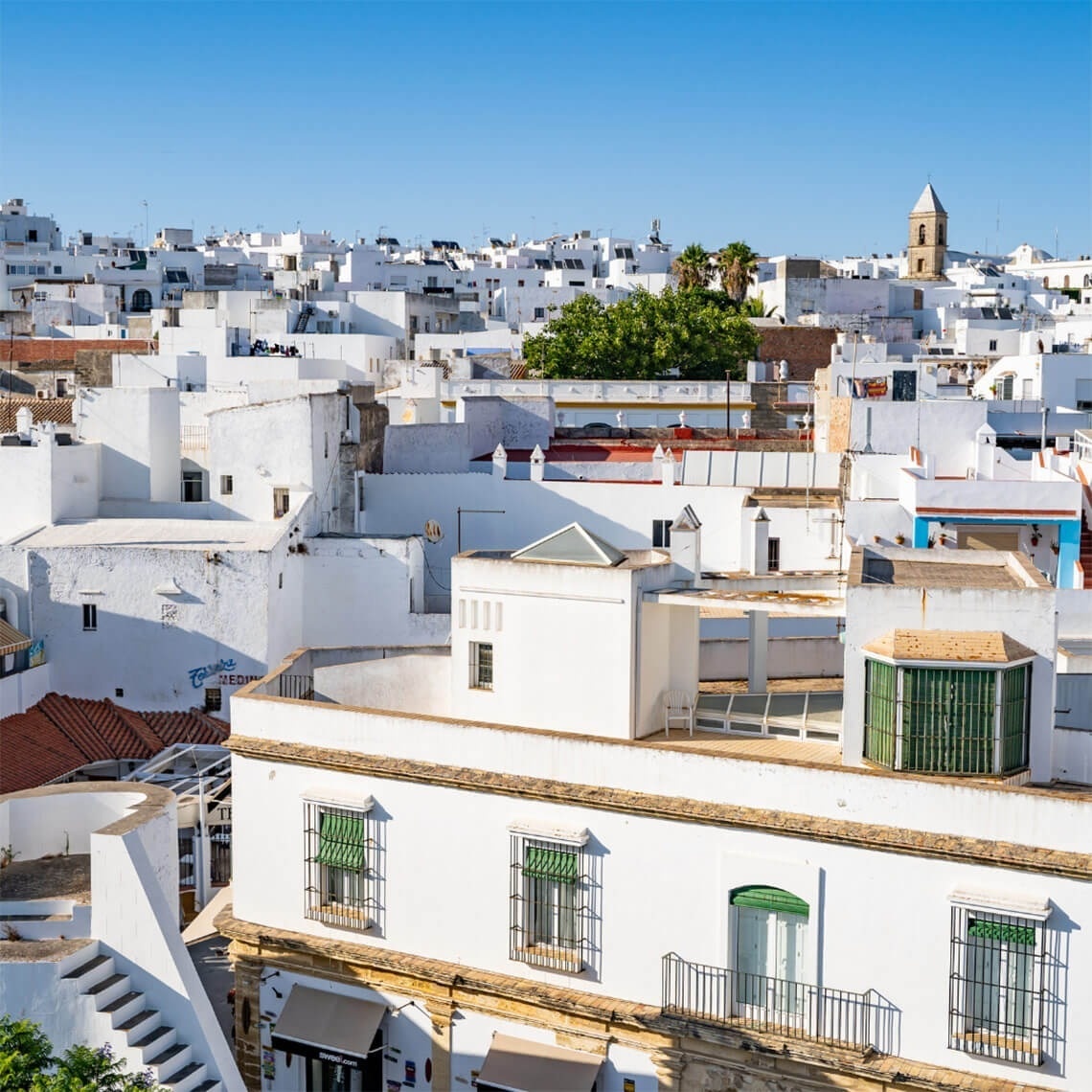Eine Stadt mit vielen weißen Gebäuden und einer Kirche im Hintergrund