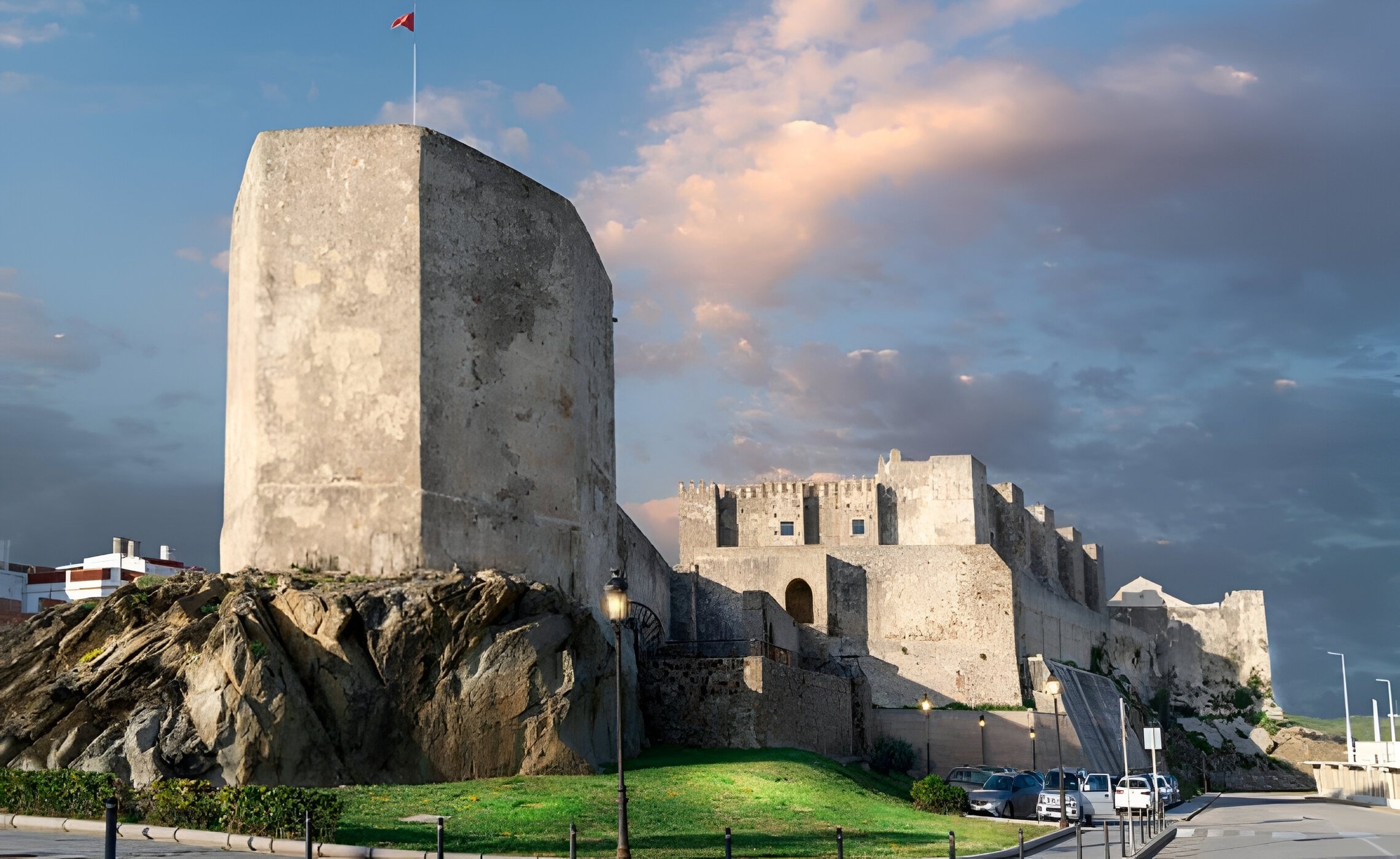 un castell amb una bandera roja a la torre