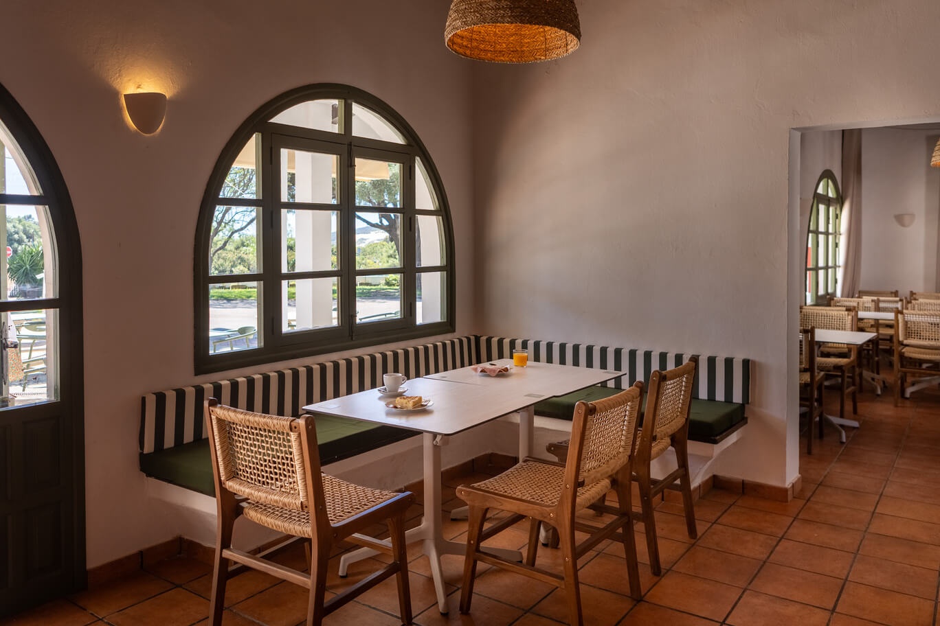 Espai lluminós d'esmorzar d'hotel amb finestres arquejades i disseny Taiga: Corporativa.