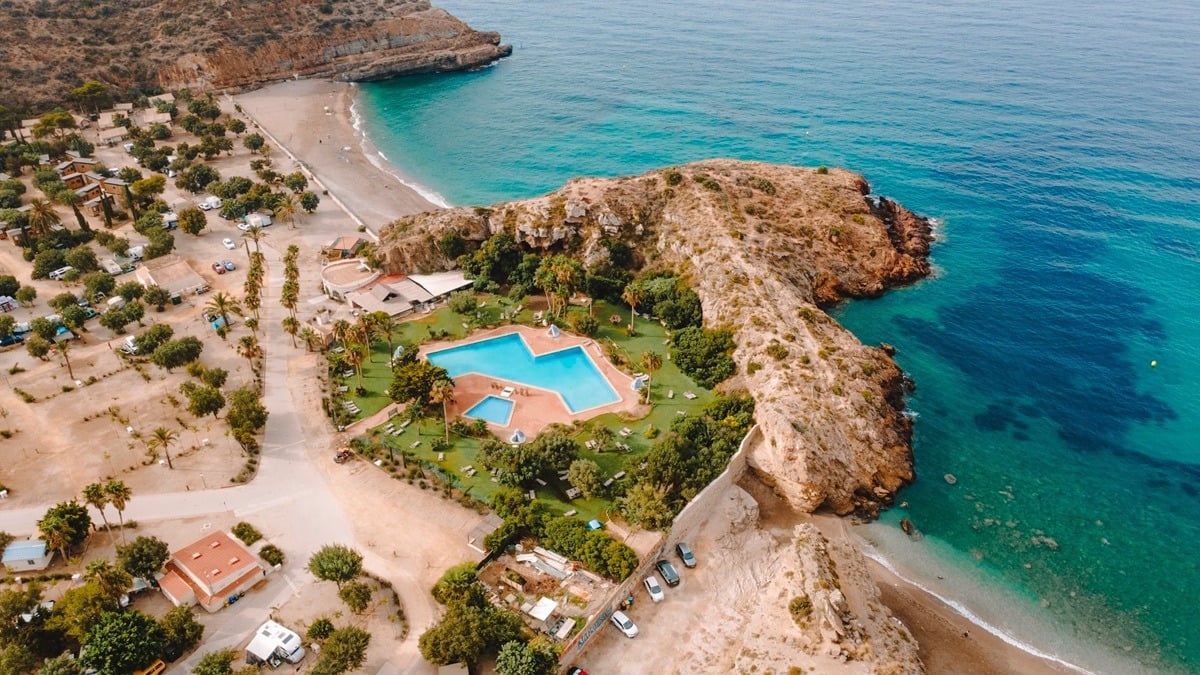 Hotel de playa con piscina y vistas al mar TAIGA Costa Cálida | TAIGA | Campings & Resorts en España