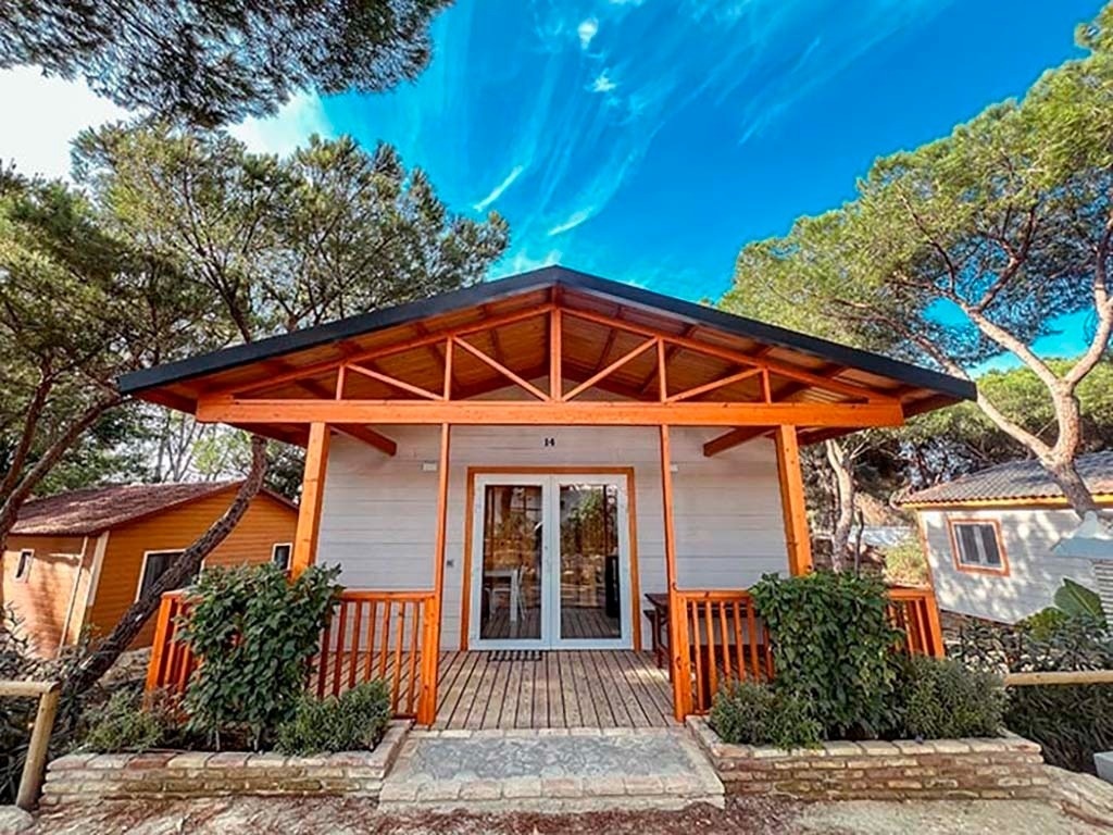 une maison en bois avec un toit en métal et un porche en bois