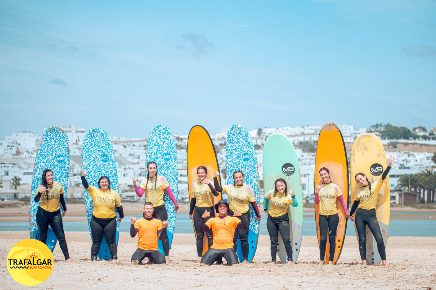 un grupo de hombres con tablas de surf en la playa