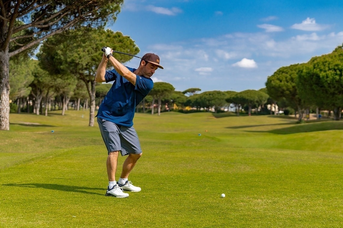twee vrouwen fietsen op een weg met bergen op de achtergrond