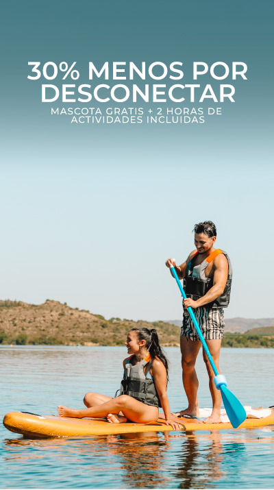 Pareja en paddleboard: TAIGA Lake Caspe | TAIGA | Campings & Resorts en España con 30% menos, mascota gratis y 2 horas de actividades.