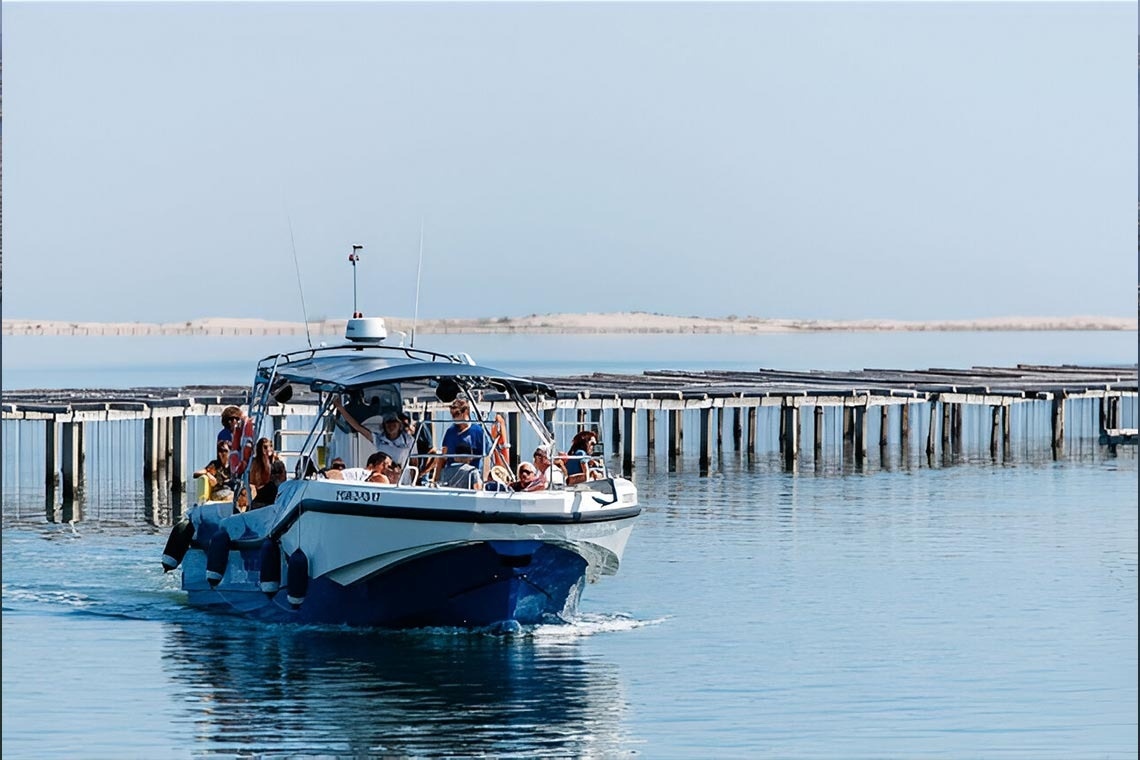 eine Gruppe von Menschen fährt auf einem kleinen Boot mit der Aufschrift 