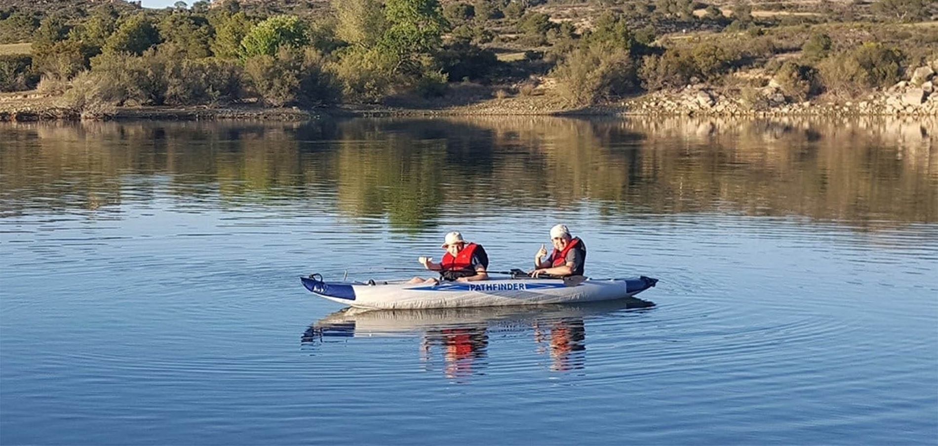 een bord mosselen met een schijfje citroen en peterselie