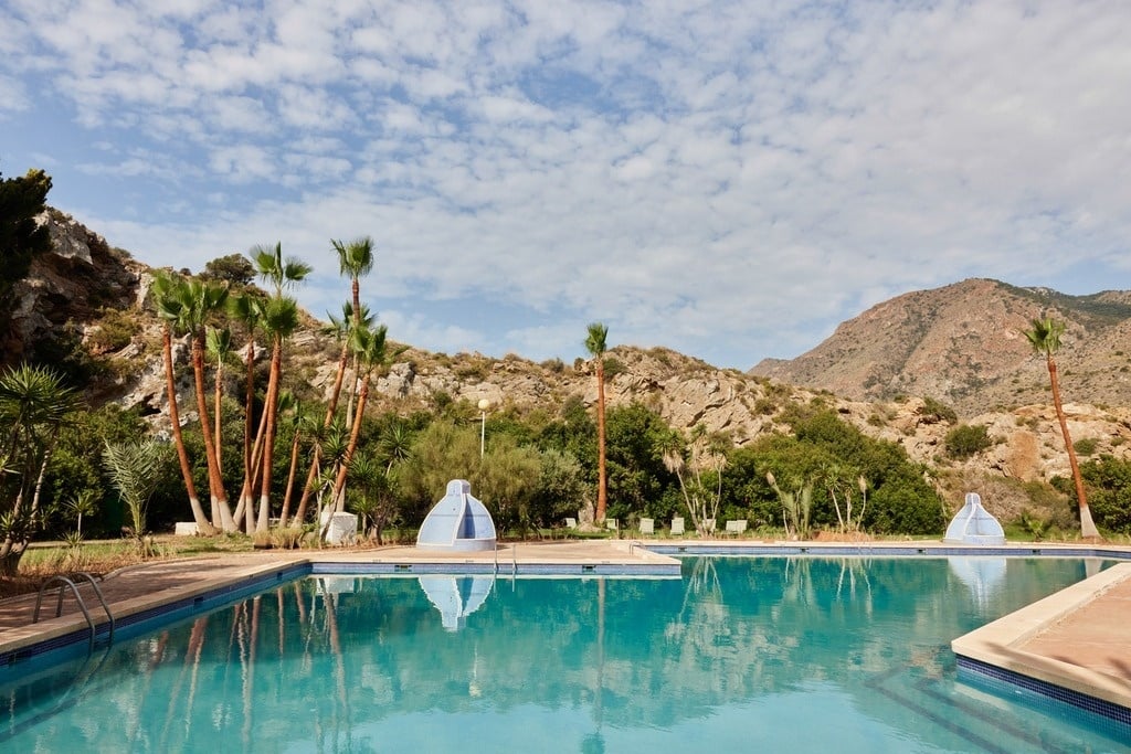 ein Mann schwimmt auf einem Surfbrett im Pool