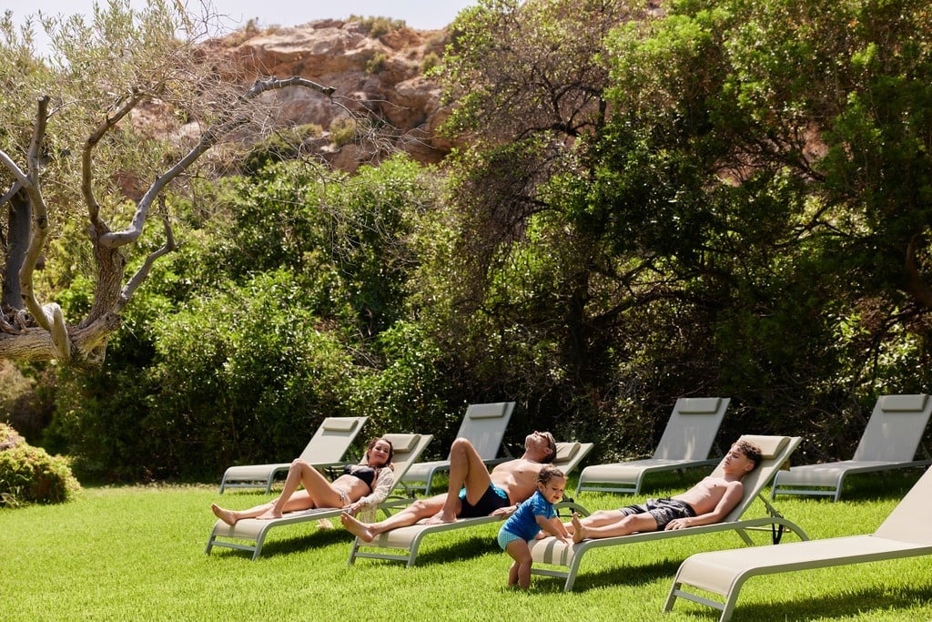 ein Mann schwimmt auf einem Surfbrett im Pool
