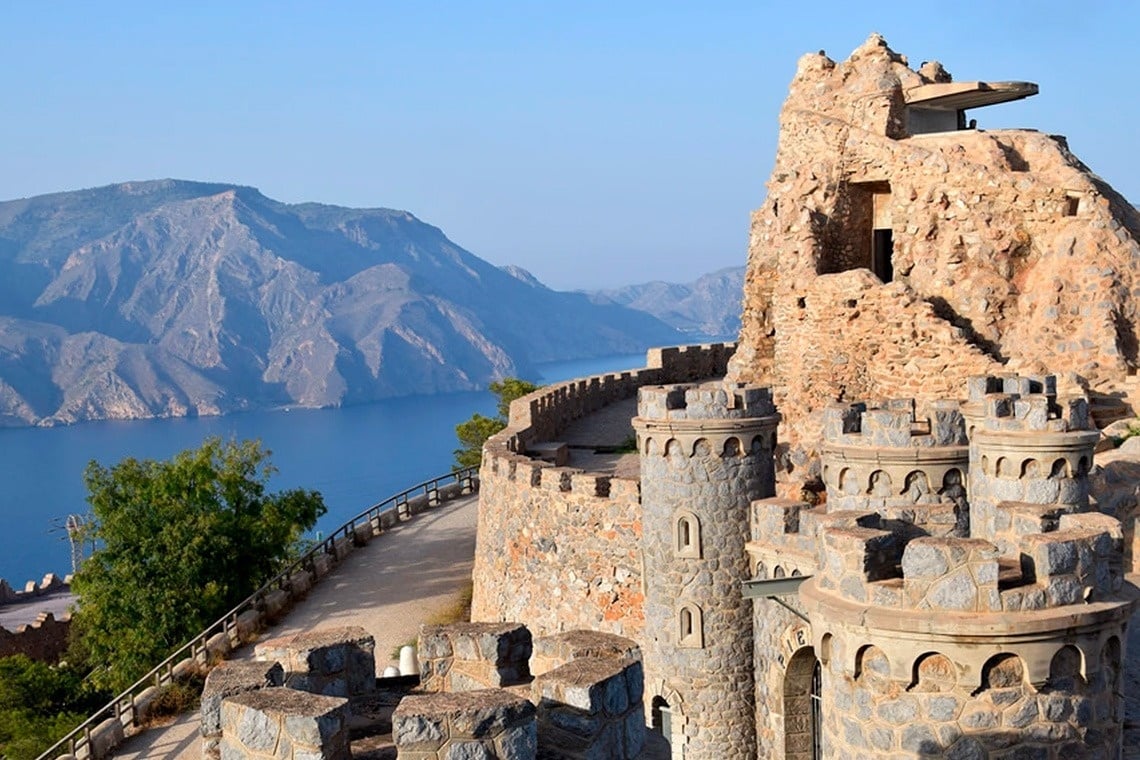 ein See mit einer kleinen Insel in der Mitte