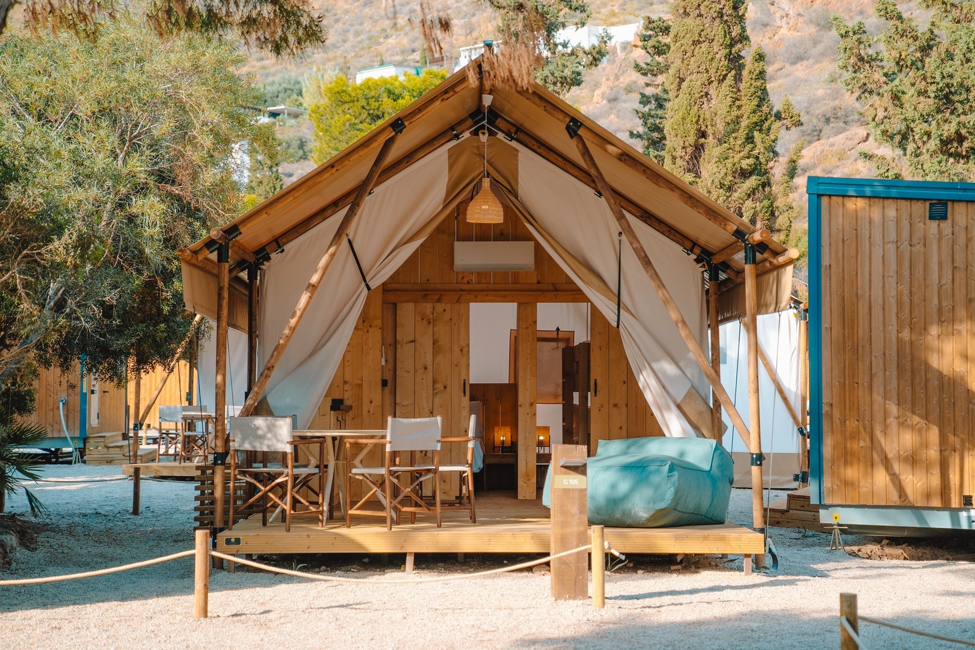 eine Luftaufnahme eines Campingplatzes mit vielen Häusern und Bäumen