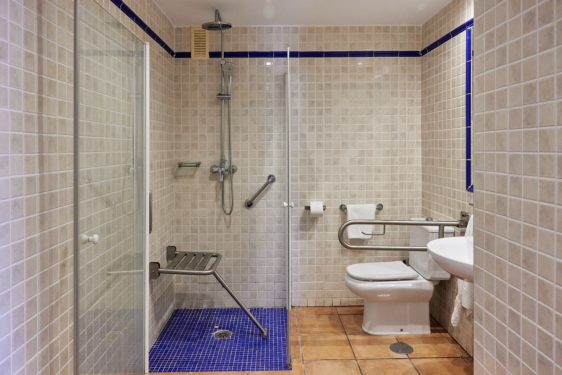 Baño accesible Taiga: Costa Cálida con ducha, WC y lavabo.