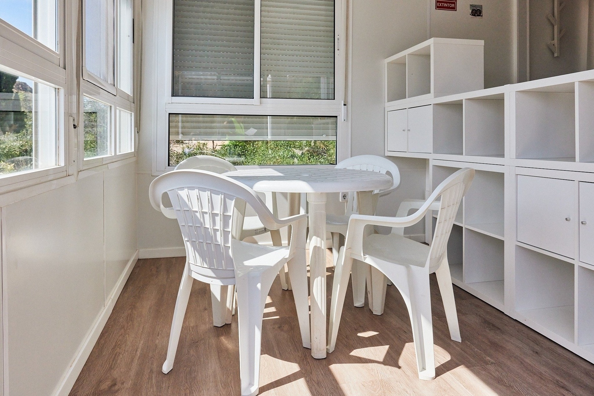 a room with a table and chairs and a sign that says extintor