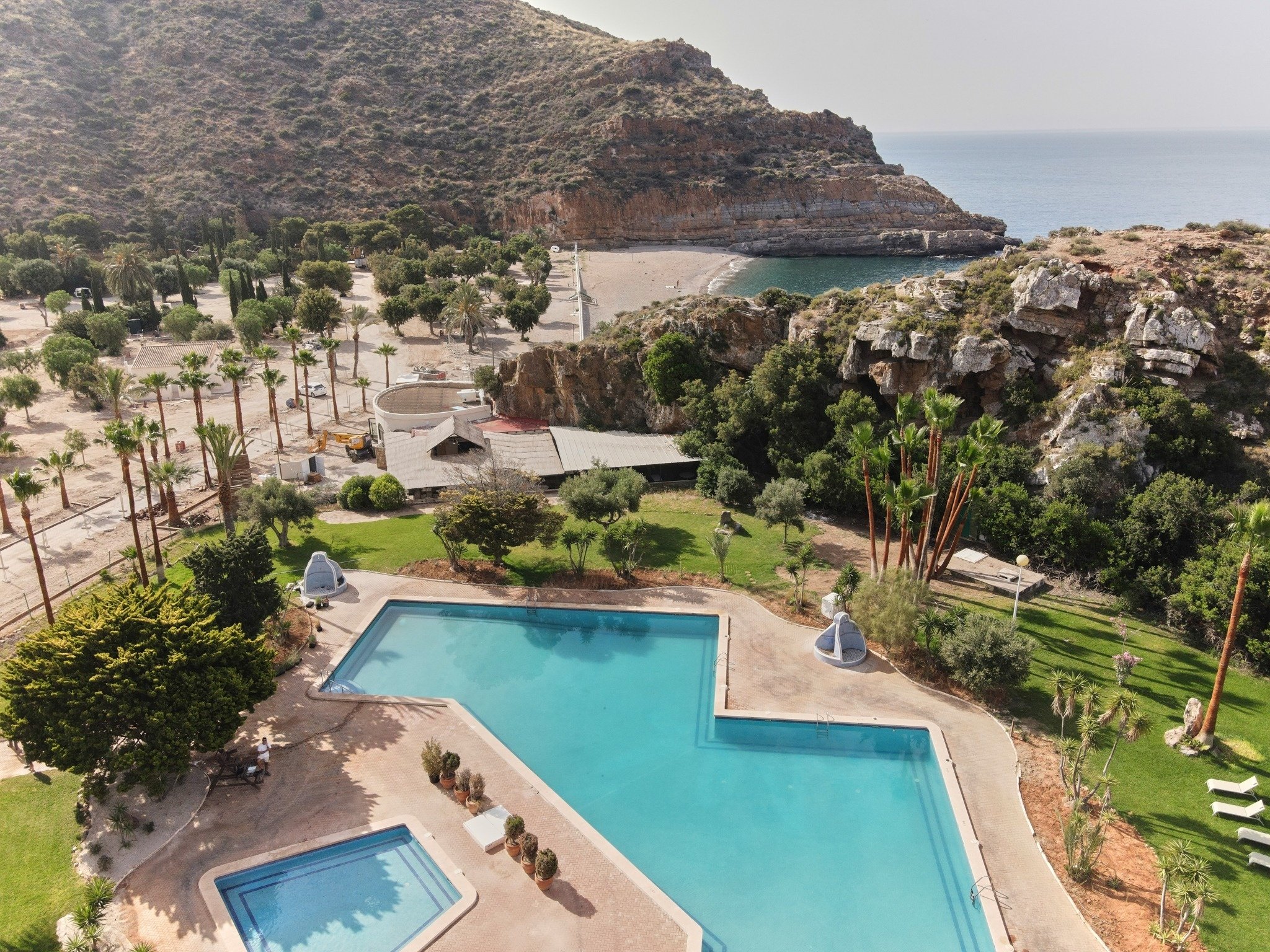 ein Mann schwimmt auf einem Surfbrett im Pool