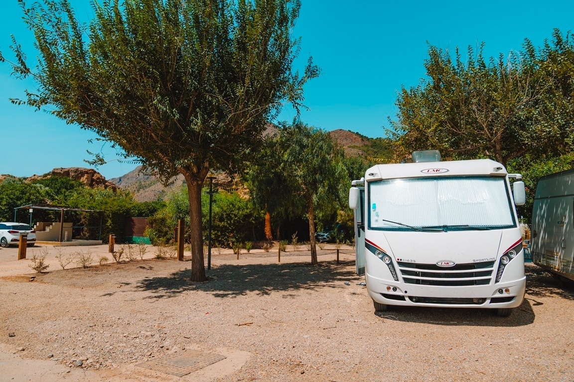 una bicicleta azul está estacionada frente a una pequeña casa blanca