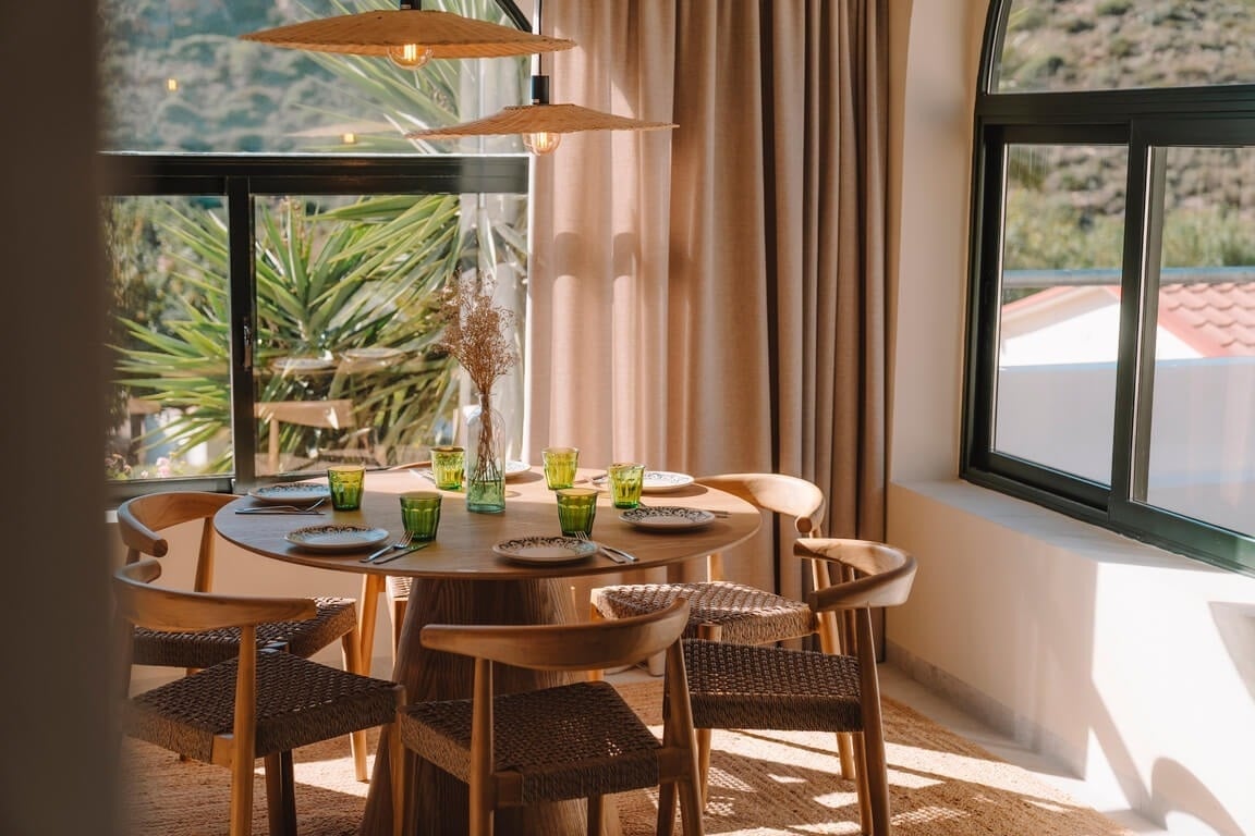 ein Mann und eine Frau gehen mit ihren Fahrrädern durch einen Wald