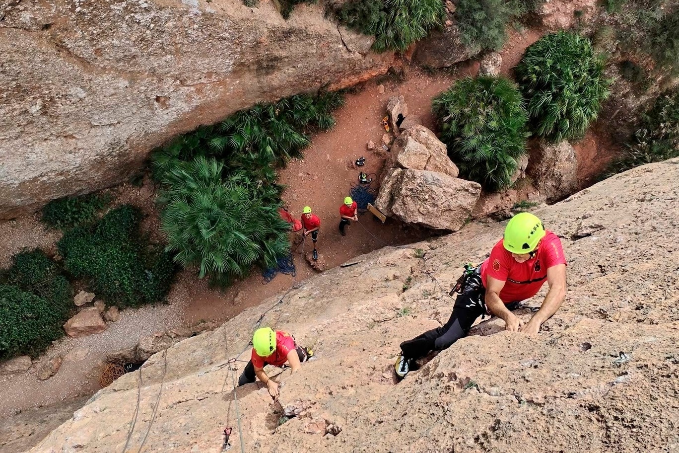dos personas con mochilas caminan por un sendero en las montañas