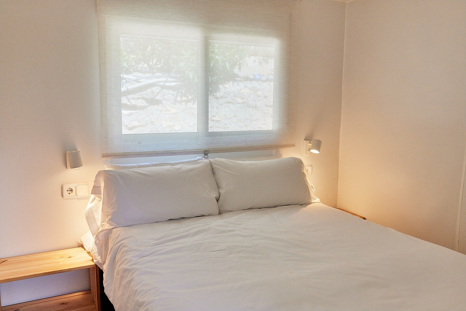 Habitación individual Taiga: Costa Cálida con cama, estantería y enchufe.