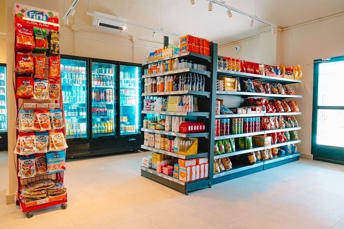 eine Frau hält einen blauen Wäschekorb voller Wäsche