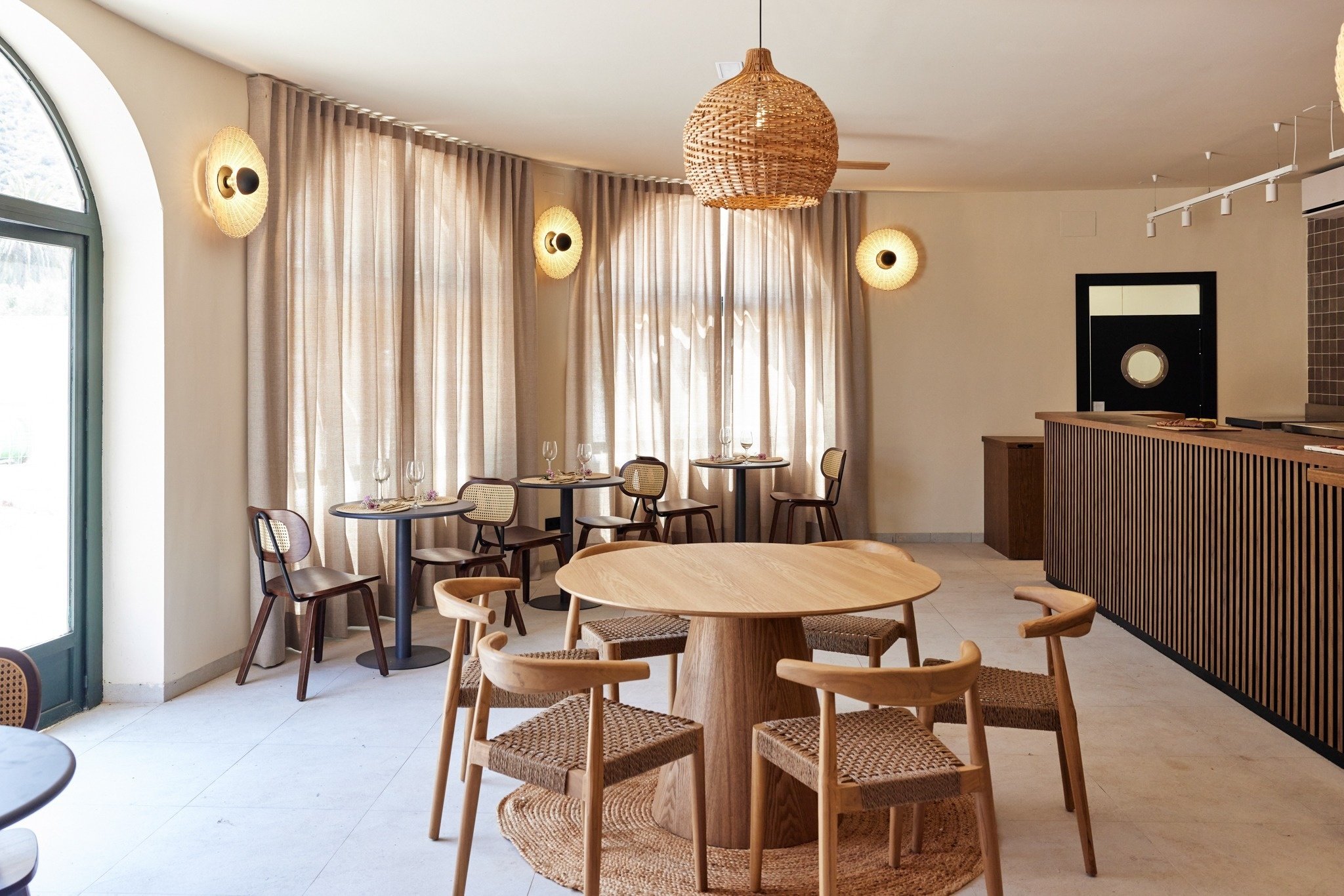 eine Gruppe von Menschen sitzt an einem Tisch mit einem Baby in einem Kinderwagen