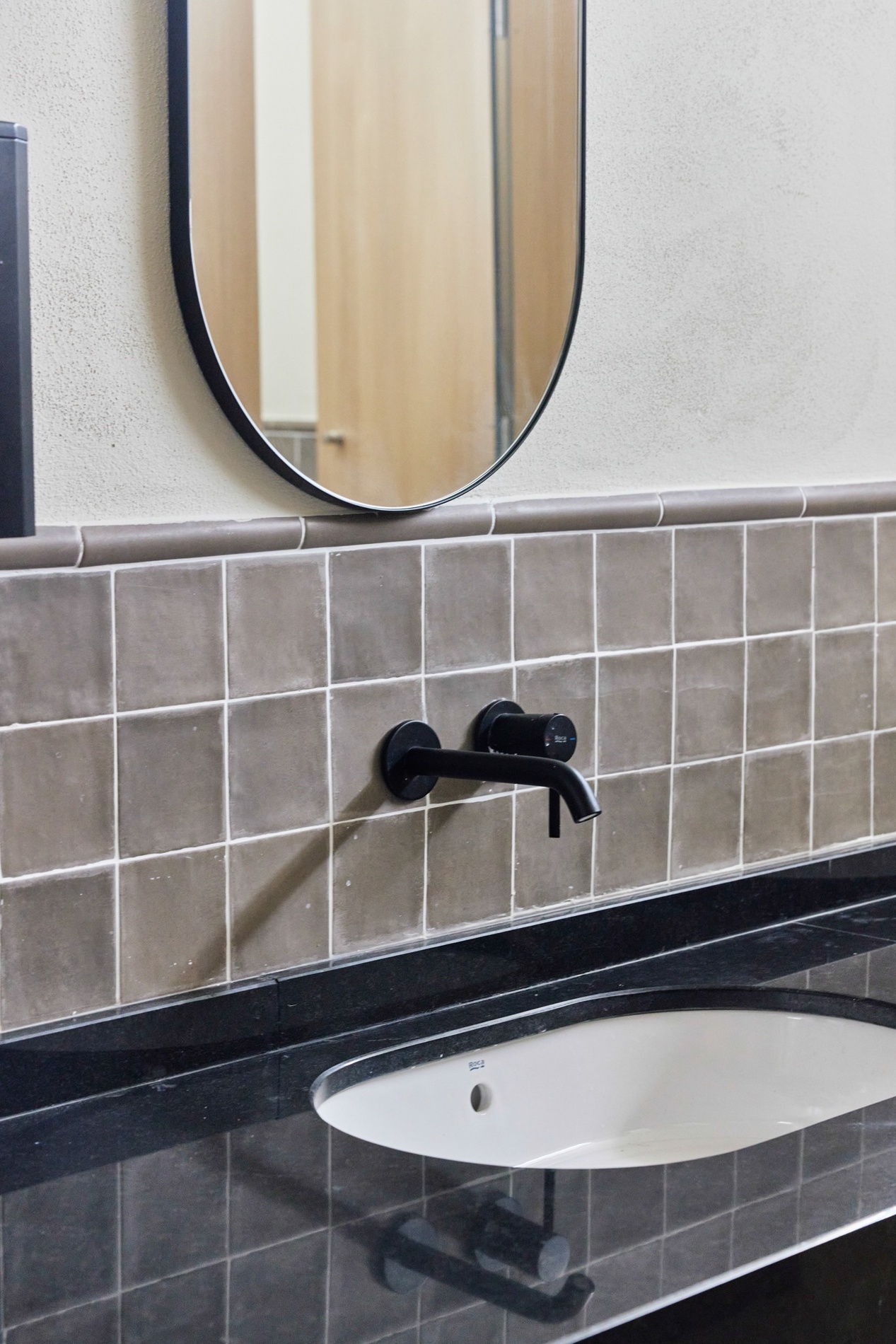 un baño con dos lavabos y un espejo