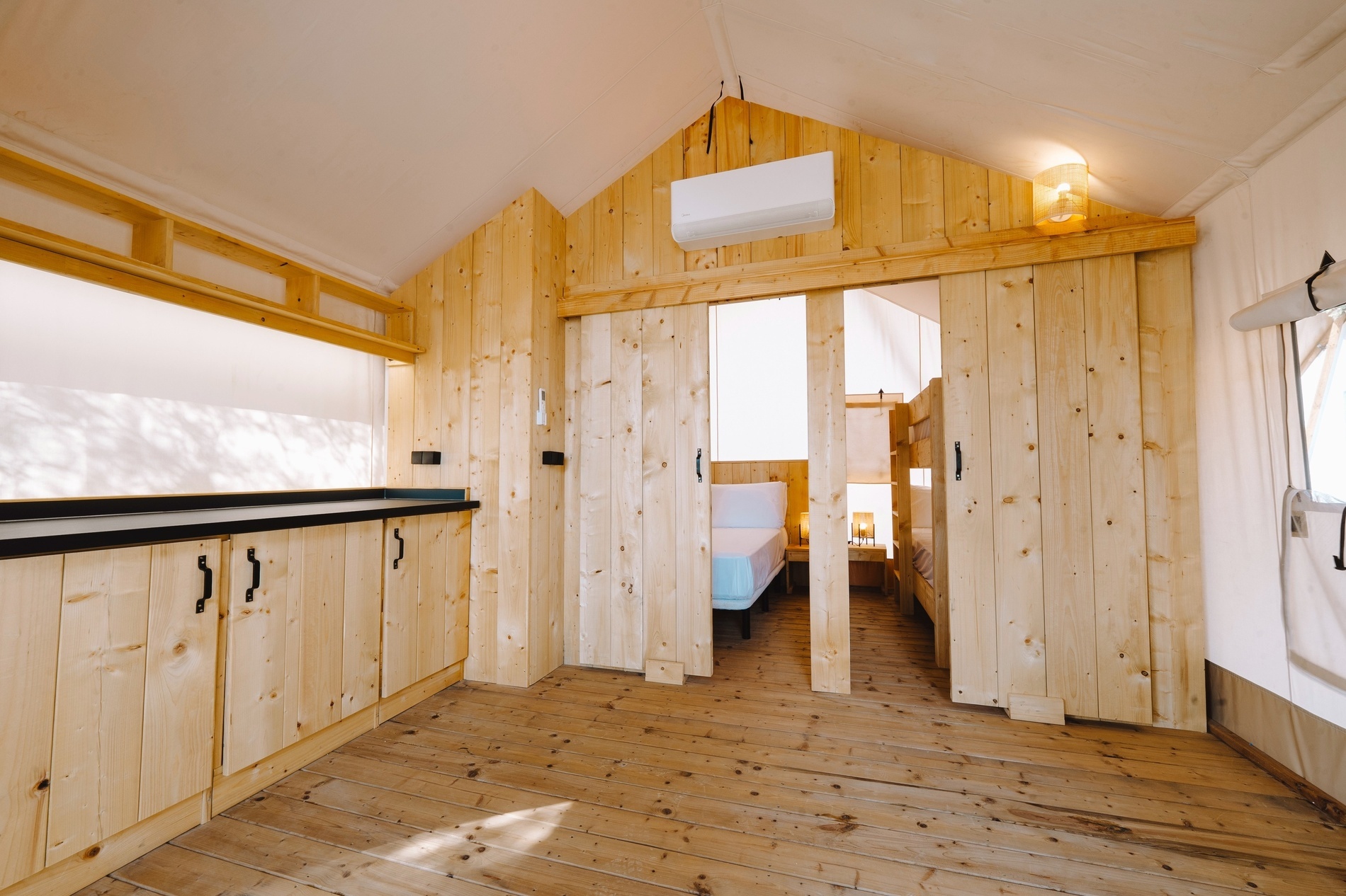 ein Holzhaus mit einer Küche und einem Schlafzimmer