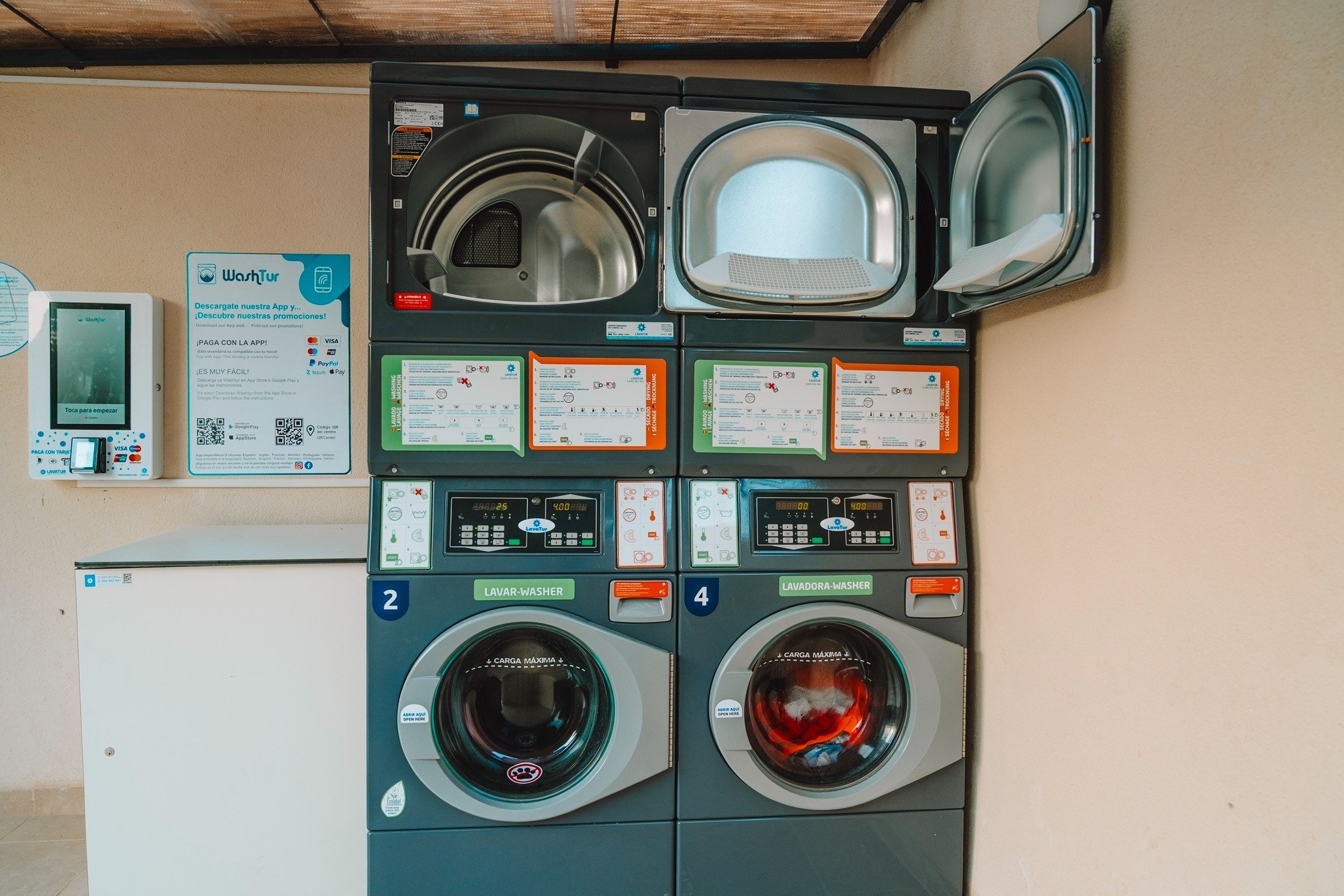 eine Reihe von Waschmaschinen in einem Waschsalon