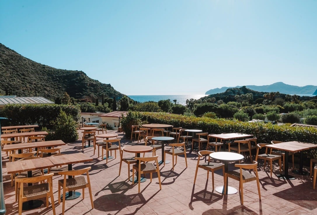ein Mann und eine Frau gehen mit ihren Fahrrädern durch einen Wald